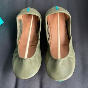 Tieks by Gavrieli Olive flats size 9, original packaging. (Box, flower, bags)